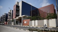 Surat Diamond Bourse (SDB), memiliki luas lantai 660.000 meter persegi (7.100.000 kaki persegi) merupakan merupakan gedung perkantoran terbesar di dunia.