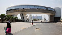 Tempat ini memiliki 4.500 kantor untuk pedagang nasional dan internasional. Selain itu di sini juga terdapat Indian Diamond Institute (IDI) yang merupakan sekolah tinggi otonom yang disponsori Pemerintah India untuk pembelajaran di bidang berlian, permata, dan perhiasan.