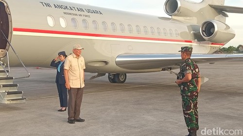 Menteri Pertahanan (Menhan) RI Sjafrie Sjamsoeddin mendarat di Base Opd Lanud I Gusti Ngurah Rai pukul 17.46 Wita, Jumat (4/4/2025). (Aryo Mahendro/detikBali)