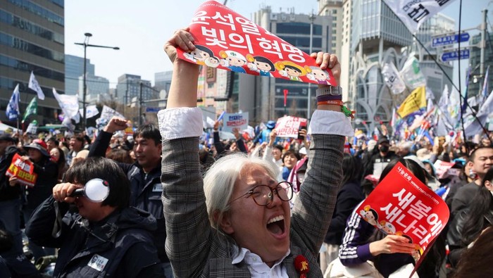 MK Sahkan Pemakzulan Yoon Suk Yeol, Warga Korsel Sambut Gembira Far-right protesters attend a rally to support impeached South Korean President Yoon Suk Yeol near the Constitutional Court in Seoul, South Korea, April 3, 2025. REUTERS/Kim Hong-Ji TPX IMAGES OF THE DAY