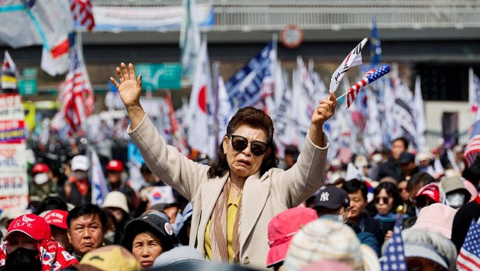 Far-right protesters attend a rally to support impeached South Korean President Yoon Suk Yeol near the Constitutional Court in Seoul, South Korea, April 3, 2025.   REUTERS/Kim Hong-Ji     TPX IMAGES OF THE DAY