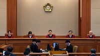 Dilansir Yonhap dan AFP, Jumat (4/4/2025), putusan tersebut, yang dibacakan oleh kepala pengadilan sementara Moon Hyung-bae dan disiarkan langsung di televisi, berlaku segera.