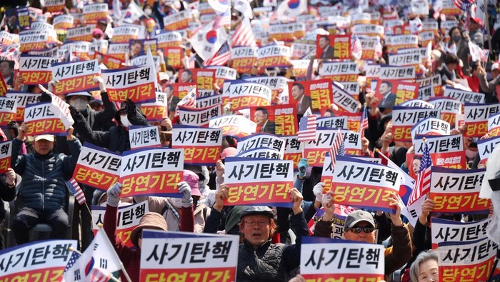 Far-right protesters attend a rally to support impeached South Korean President Yoon Suk Yeol near the Constitutional Court in Seoul, South Korea, April 3, 2025. REUTERS/Kim Hong-Ji TPX IMAGES OF THE DAY