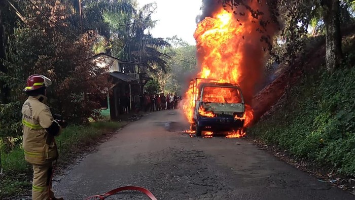 Mobil Bermuatan BBM Terbakar di Sukabumi