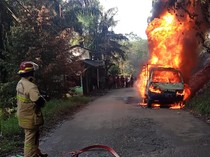 Kobaran Api Melalap Habis Pikap Pengangkut BBM di Sukabumi