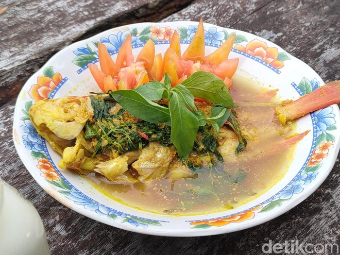 Ikan nila kuah pindang di Kedai Ingkar Janji, Girimulyo, Kulon Progo, Jumat (4/4/2025).