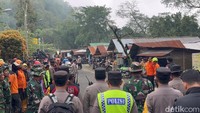 Petugas gabungan SAR menghentikan pencarian korban karena seluruh korban meninggal telah dievakuasi. (Foto: Enggran Eko Budianto/detikJatim)