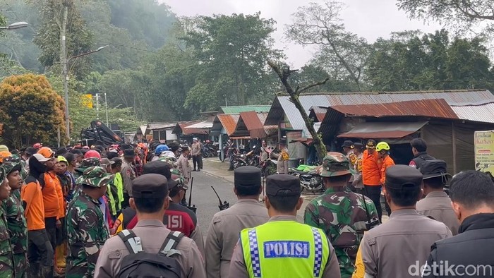 Operasi SAR korban longsor di Jalur Pacet-Cangar, Mojokerto resmi ditutup usai 10 korban tewas dievakuasi.