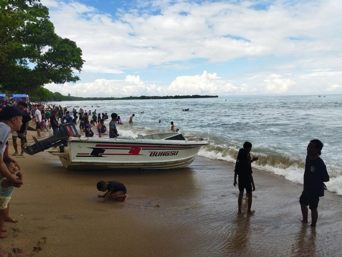 Pantai Carita di momen libur Lebaran pagi ini, 4 April 2025 (Aris/detikcom)