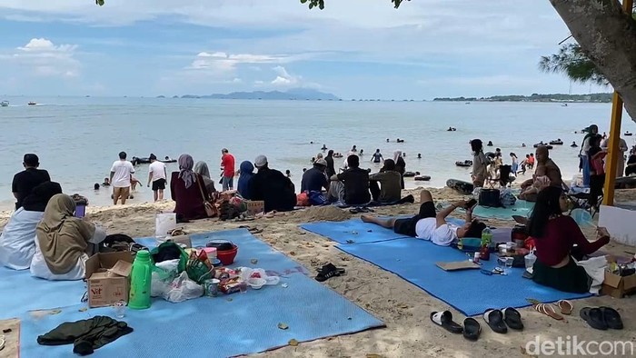 Pantai M Beach Lampung ramai dipadati wisatawan.