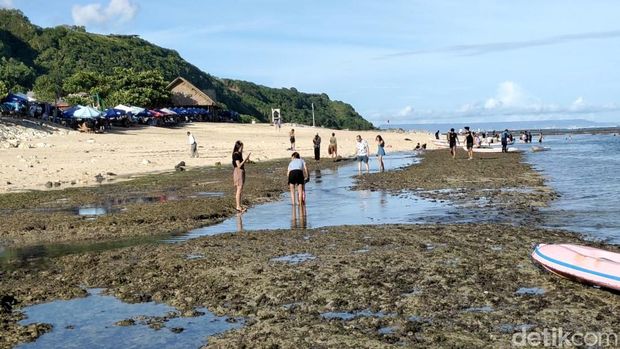 Pantai Pandawa Pantai Pandawa di Kuta Selatan, Badung, diserbu pengunjung dari berbagai kota di Indonesia, Kamis sore (3/4/2025).