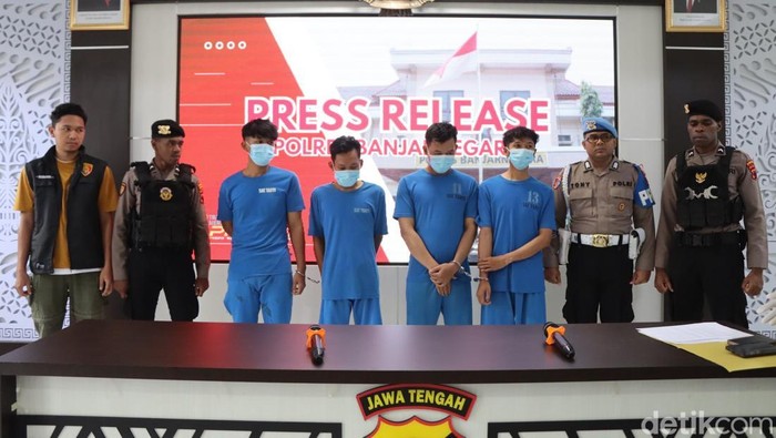 Pelaku penganiayaan dengan senjata
tajam saat hari Lebaran dihadirkan di Mapolres Banjarnegara, Jumat (4/4/2025).