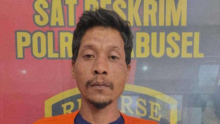 Pelaku Zefri saat diamankan du kantor polisi. (Dok. Polres Labusel)