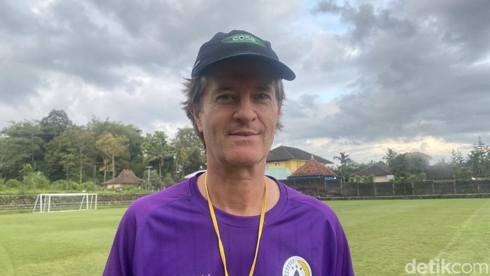 Pelatih PSS Sleman, Pieter Huistra, di Lapangan Pakembinangun, Sleman, Jumat (4/4/2025).