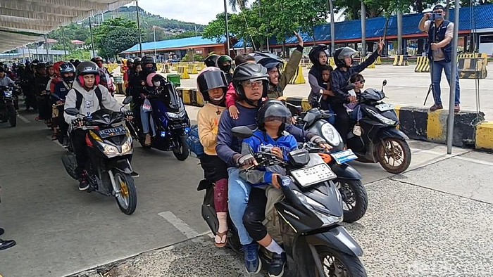 Pemudik menggunakan kendaraan motor saat menyeberangi Pelabuhan Bakauheni
