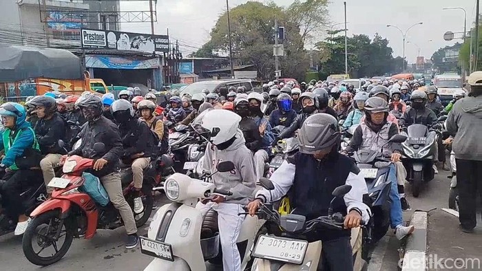 Pemudik motor padati jalan di Bandung