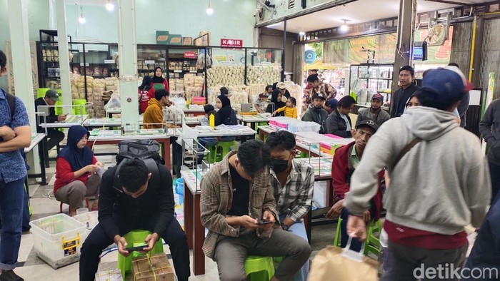 Pemudik ramai serbu toko pempek untuk oleh-oleh