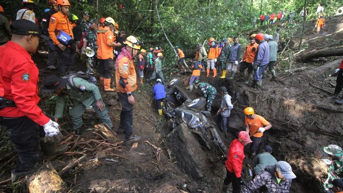 Pencarian korban terdampak longsor di Pacet Mojokerto Tim SAR Gabungan dari BPBD Kabupaten Mojokerto, BPBD Kota Batu, Tahura, relawan, polisi dan TNI mengevakuasi korban tertimbun longsor di Jalan Raya Sumberbrantas, kawasan Hutan Raden Soerjo, Blok Watulumpang, Kecamatan Pacet, Mojokerto, Jawa Timur, Jumat (4/4/2025). Tanah longsor yang terjadi Kamis (3/4) menyebabkan akses jalan tertutup dan dua kendaraan roda empat dilaporkan terdampak dengan korban sebanyak 10 orang. ANTARA FOTO/Umarul Faruq/agr