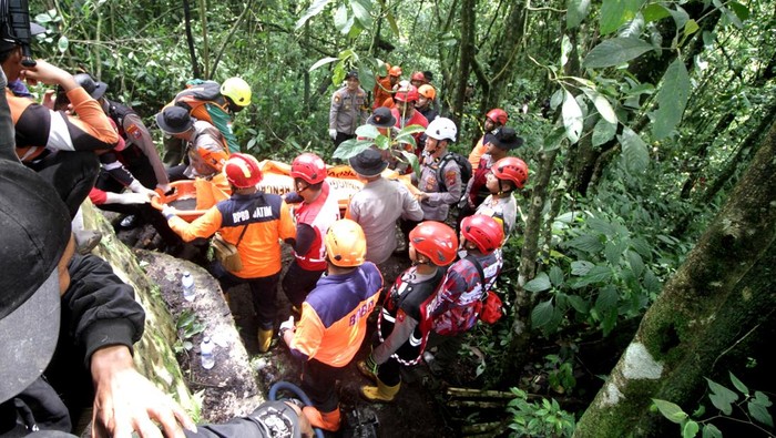 Pencarian korban terdampak longsor di Pacet Mojokerto Tim SAR Gabungan dari BPBD Kabupaten Mojokerto, BPBD Kota Batu, Tahura, relawan, polisi dan TNI mengevakuasi korban tertimbun longsor di Jalan Raya Sumberbrantas, kawasan Hutan Raden Soerjo, Blok Watulumpang, Kecamatan Pacet, Mojokerto, Jawa Timur, Jumat (4/4/2025). Tanah longsor yang terjadi Kamis (3/4) menyebabkan akses jalan tertutup dan dua kendaraan roda empat dilaporkan terdampak dengan korban sebanyak 10 orang. ANTARA FOTO/Umarul Faruq/agr
