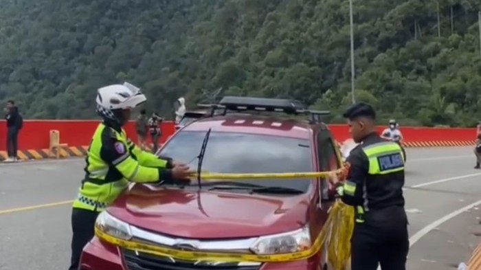 Penertiban kendaraan yang parkir sembarangan di sepanjang Flyover Kelok 9, Limapuluh Kota, Sumbar. (dok. Istimewa)