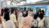 Secara keseluruhan, pengguna MRT Jakarta pada dua hari tersebut 76.106 orang. 