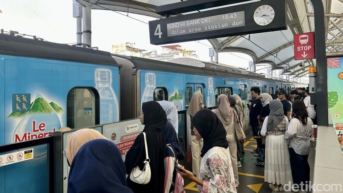 Sejumlah warga menggunakan transportasi MRT Jakarta, Jumat (4/4/2025).  PT MRT Jakarta (Perseroda) mencatat peningkatan jumlah pengguna pada periode libur Lebaran sejak 31 Maret hingga 1 April 2025. Secara keseluruhan, pengguna MRT Jakarta pada dua hari tersebut 76.106 orang.