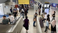 Kepala Divisi Corporate Secretary PT MRT Jakarta Ahmad Pratomo merinci, pada 31 Maret 2025 yang bertepatan dengan Lebaran, tercatat sebanyak 28.930 orang. Sementara pada 1 April 2025, jumlah pengguna meningkat menjadi 47.176 orang. 