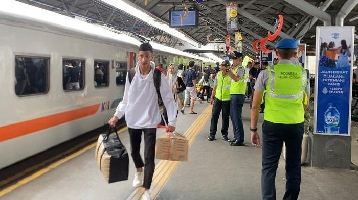Penumpang turun di Stasiun Gubeng