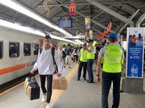 Video Ramainya Pemudik di Stasiun Gubeng Surabaya