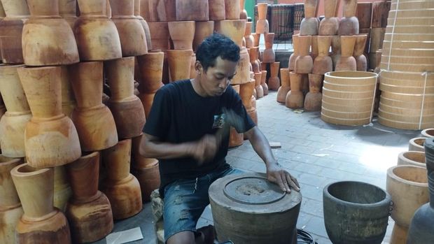 Perajin jimbe, Samsul Hadi, tengah membuat jimbe di CV Bali Danu Sentana, Denpasar, Fabruari 2025.