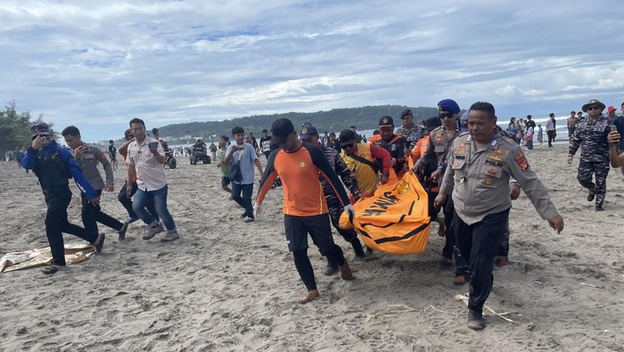 Petugas evakuasi jasad korban tenggelam di Pangandaran
