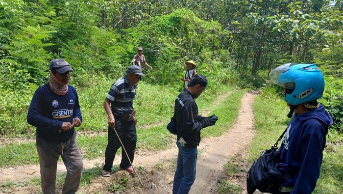 Bayi yang diduga dibuang di semak-semak hutan Blora dievakuasi ke RS dr R Soetijono Blora, Jumat (4/4/2025).