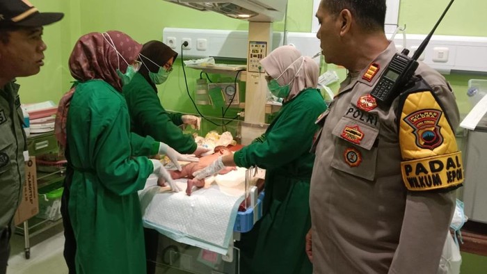 Bayi yang diduga dibuang di semak-semak hutan Blora dievakuasi ke RS dr R Soetijono Blora, Jumat (4/4/2025).