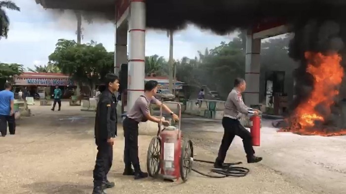 Polisi bantu padamkan motor terbakar di SPBU Merangin, Jambi