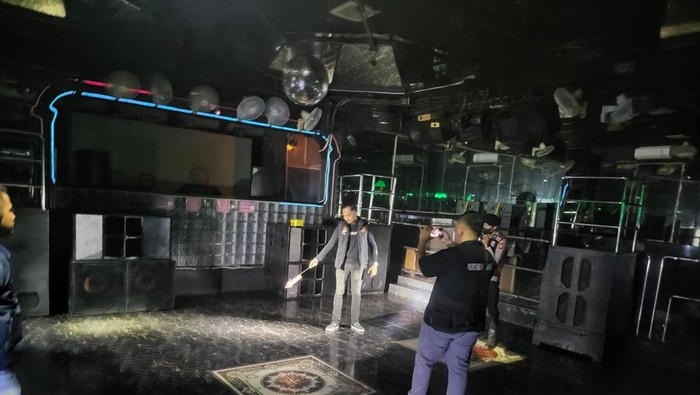 Polisi lakukan olah TKP kasus penusukan warga Palembang di DA Club41, periksa 8 saksi.