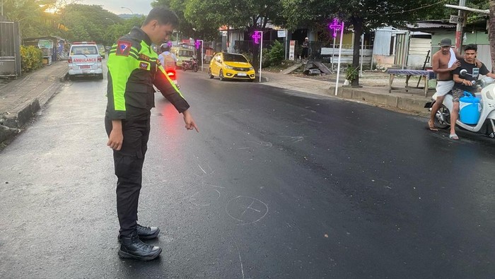 Polisi melakukan olah TKP usia anggota polisi ditabrak di Ambon.