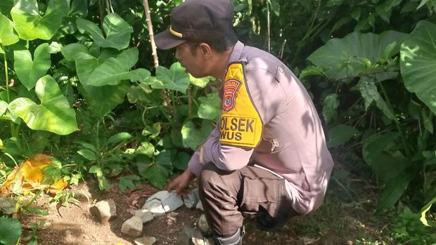 Polisi melihat lokasi penguburan patung Bunda Maria di Kampung Nggawut, Desa Lawi, Kecamatan Kuwus, Manggarai Barat, NTT, Kamis (3/4/2025). (Istimewa)