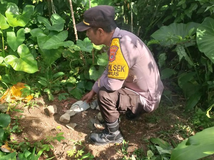 Polisi melihat lokasi penguburan patung Bunda Maria di Kampung Nggawut, Desa Lawi, Kecamatan Kuwus, Manggarai Barat, NTT, Kamis (3/4/2025). (Istimewa)