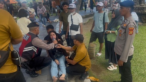 Polisi membantu penanganan wisatawan pingsan di DTW Tanah Lot, Tabanan. (Dok. Polda Bali)
