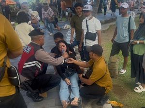 Wisatawan Pingsan Saat Liburan di Tanah Lot Tabanan, Polisi Beri Bantuan