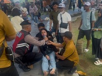 Wisatawan Pingsan Saat Liburan di Tanah Lot Tabanan, Polisi Beri Bantuan