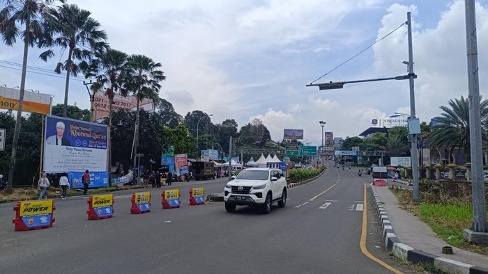 Polisi terapkan one way arah Jakarta di kawasan Puncak Bogor siang ini (Rizky/detikcom)