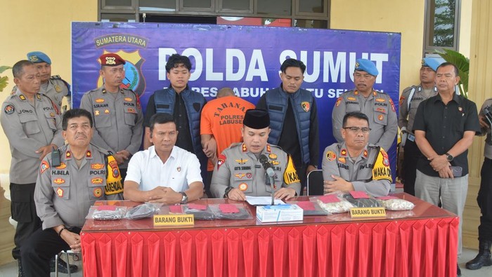 Polres Labusel saat merilis kasus pembunuhan. (Dok. Polres Labusel)