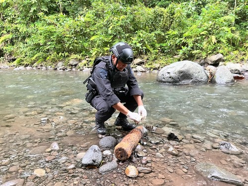 Polres Lombok Tengah bersama tim Gegana Satbrimob Polda NTB mengamankan meriam (shrapnel) yang ditemukan warga di Kecamatan Batukliang Utara. (Istimewa)