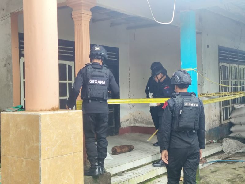 Polres Lombok Tengah bersama tim Gegana Satbrimob Polda NTB mengamankan meriam (shrapnel) yang ditemukan warga di Kecamatan Batukliang Utara. (Istimewa)