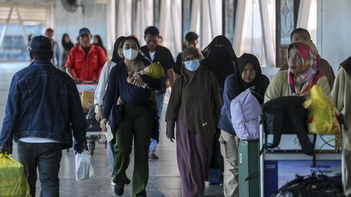 Penumpang berdiri di atas kapal saat akan bersandar di Pelabuhan Merak, Kota Cilegon, Banten, Jumat (4/4/2025). Berdasarkan data angkutan Lebaran PT ASDP Cabang Bakauheni periode 3 April 2025 selama 24 jam, total penumpang yang menyeberang dari Sumatera ke Jawa sebanyak 88.668 orang, sementara total kendaraan sebanyak 23.094 unit dan puncak arus balik Lebaran 2025 diprediksi terjadi pada 5-6 April 2025. ANTARA FOTO/Angga Budhiyanto/nym.