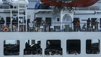 Penumpang berdiri di atas kapal saat akan bersandar di Pelabuhan Merak, Kota Cilegon, Banten, Jumat (4/4/2025).