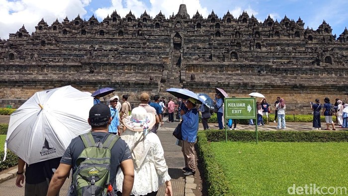 Potret ramainya wisatawan Candi Borobudur, Jumat (4/4/2025).