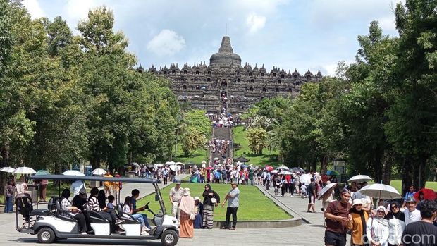 Potret ramainya wisatawan Candi Borobudur, Jumat (4/4/2025).