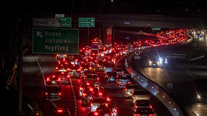 Kendaraan roda empat yang didominasi pemudik melaju perlahan di Tol Trans Jawa, Semarang-Solo Km 442 B, Bawen, Kabupaten Semarang, Jawa Tengah, Jumat (4/4/2025). Arus balik pada Jumat (4/4) atau H+3 Lebaran hingga pukul 19:00 WIB, volume kendaraan dari arah Solo dan Jawa Timur yang akan menuju Jawa Tengah bagian barat, DKI Jakarta dan Jawa Barat melalui jalur tersebut terpantau padat merayap. ANTARA FOTO/Aji Styawan/nym.